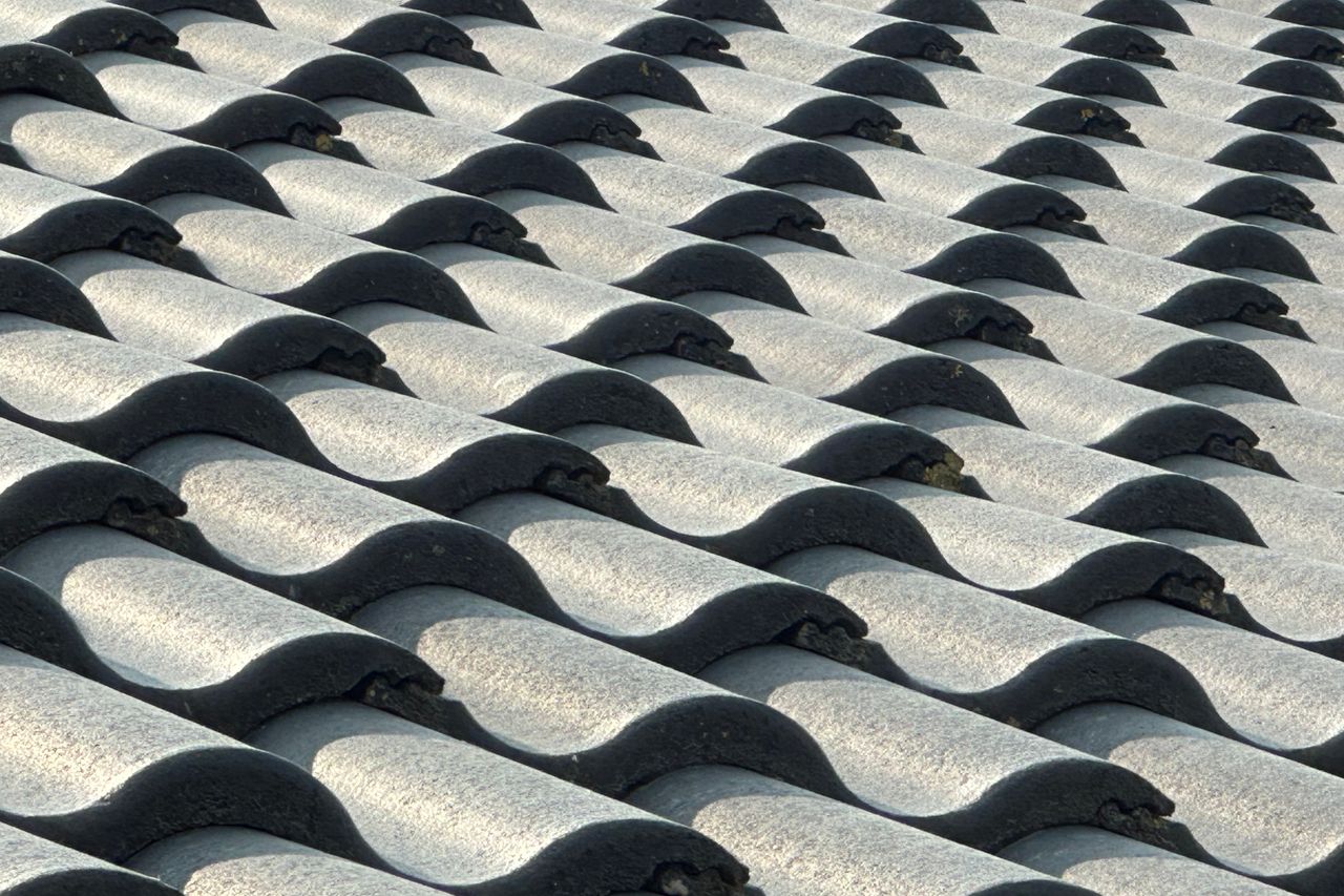 Dachówka ceramiczna czy blachodachówka – co wybrać na dach domu?